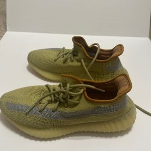 Only worn once. Great contain Yeezys